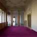 ...ma basta spostarci nella stanza principale per ritrovare il regale stile originario del palazzo. Un ampio salone rettangolare...